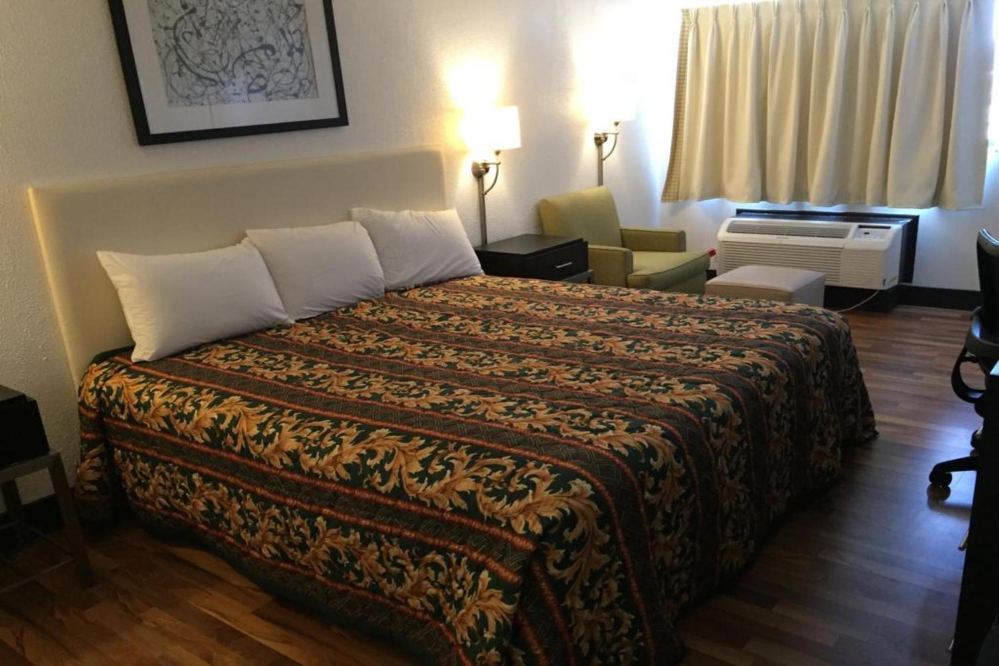 Economy Inn Of Холънд Екстериор снимка