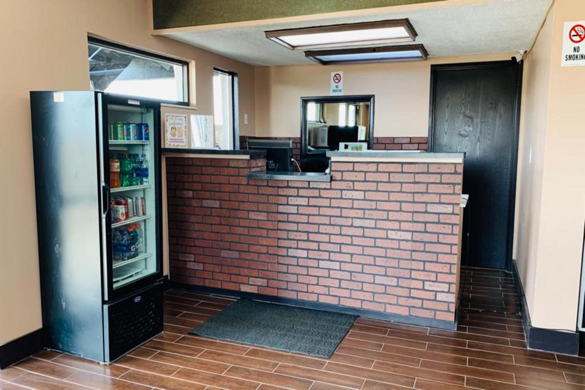Economy Inn Of Холънд Екстериор снимка