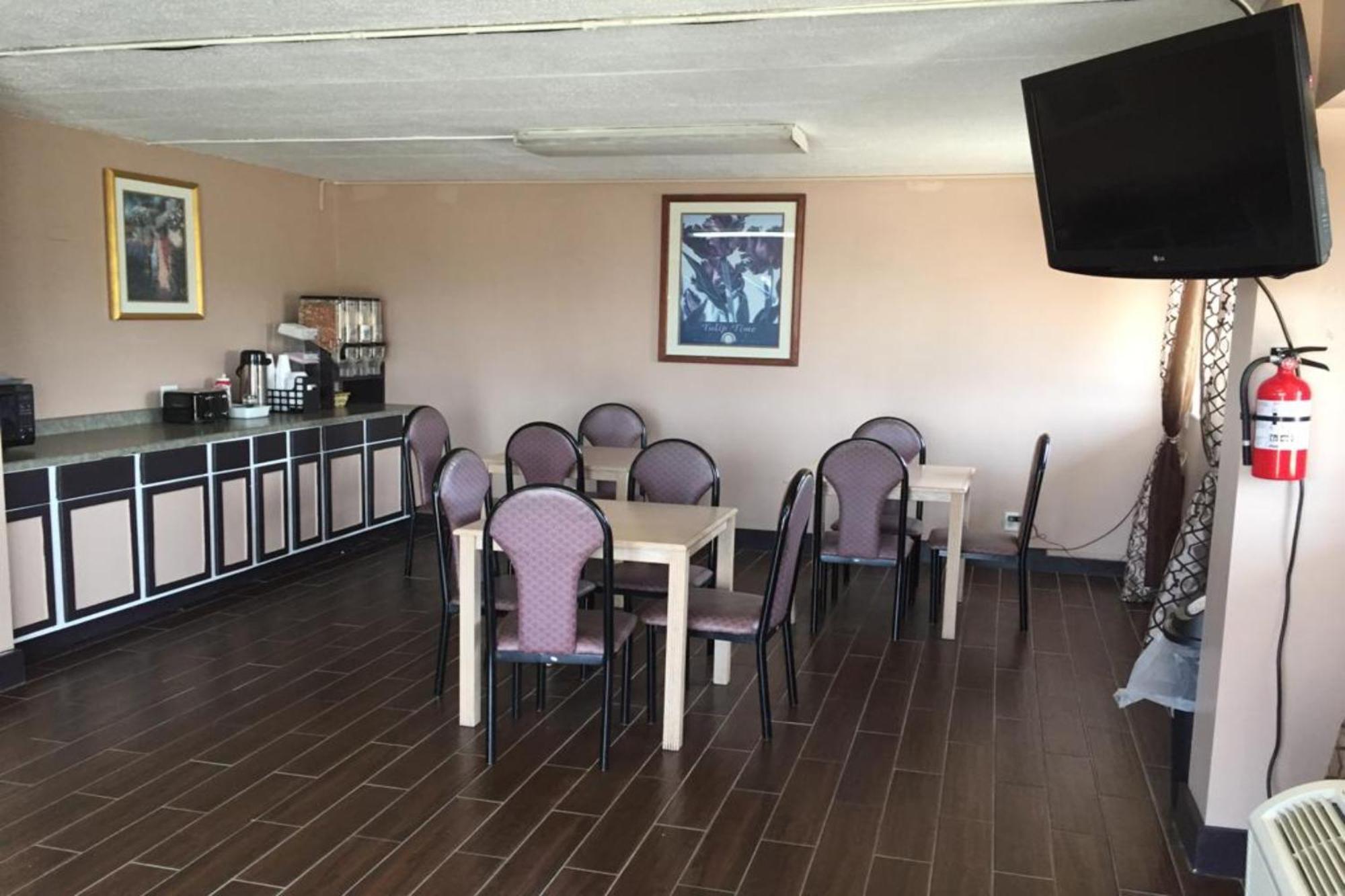Economy Inn Of Холънд Екстериор снимка
