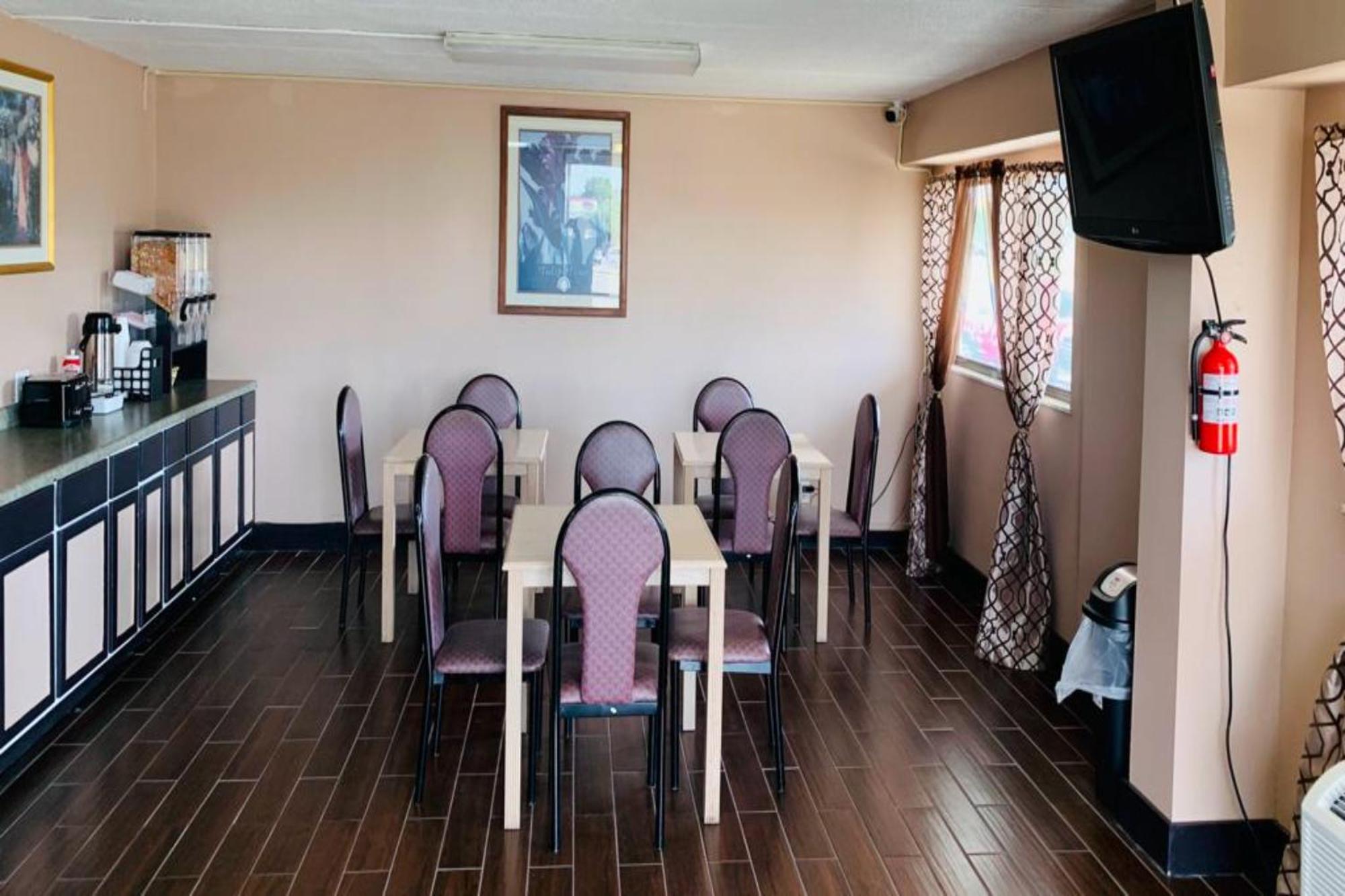 Economy Inn Of Холънд Екстериор снимка