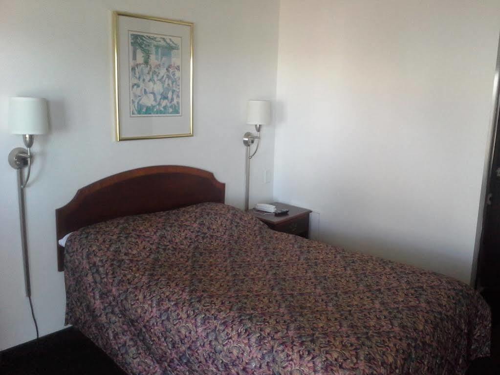 Economy Inn Of Холънд Екстериор снимка